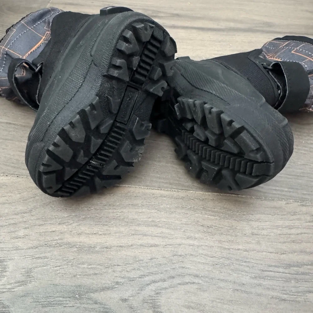 Boys 5T Columbia snow boots